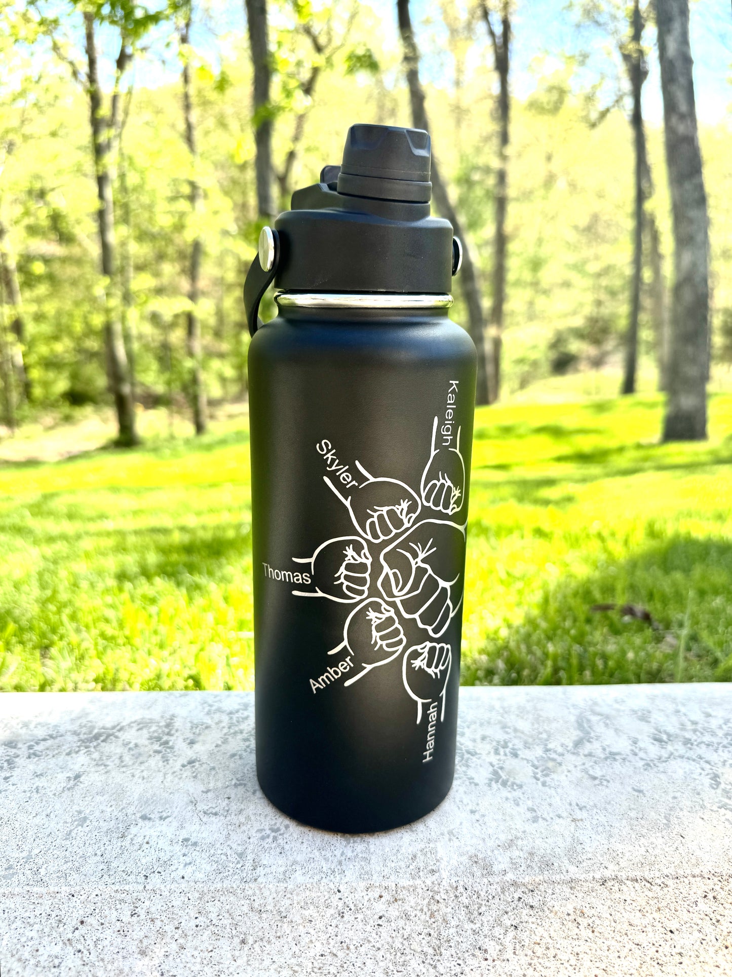 Personalized Dad / Grandpa Water Bottle with Kids Names – Custom Engraved Fist Bump Bottle – 32oz Insulated Stainless Steel Gift for Father’s Day