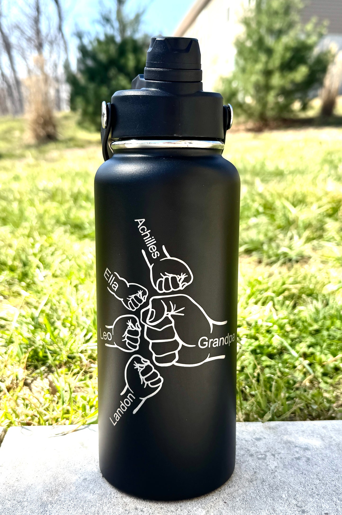 Personalized Dad / Grandpa Water Bottle with Kids Names – Custom Engraved Fist Bump Bottle – 32oz Insulated Stainless Steel Gift for Father’s Day