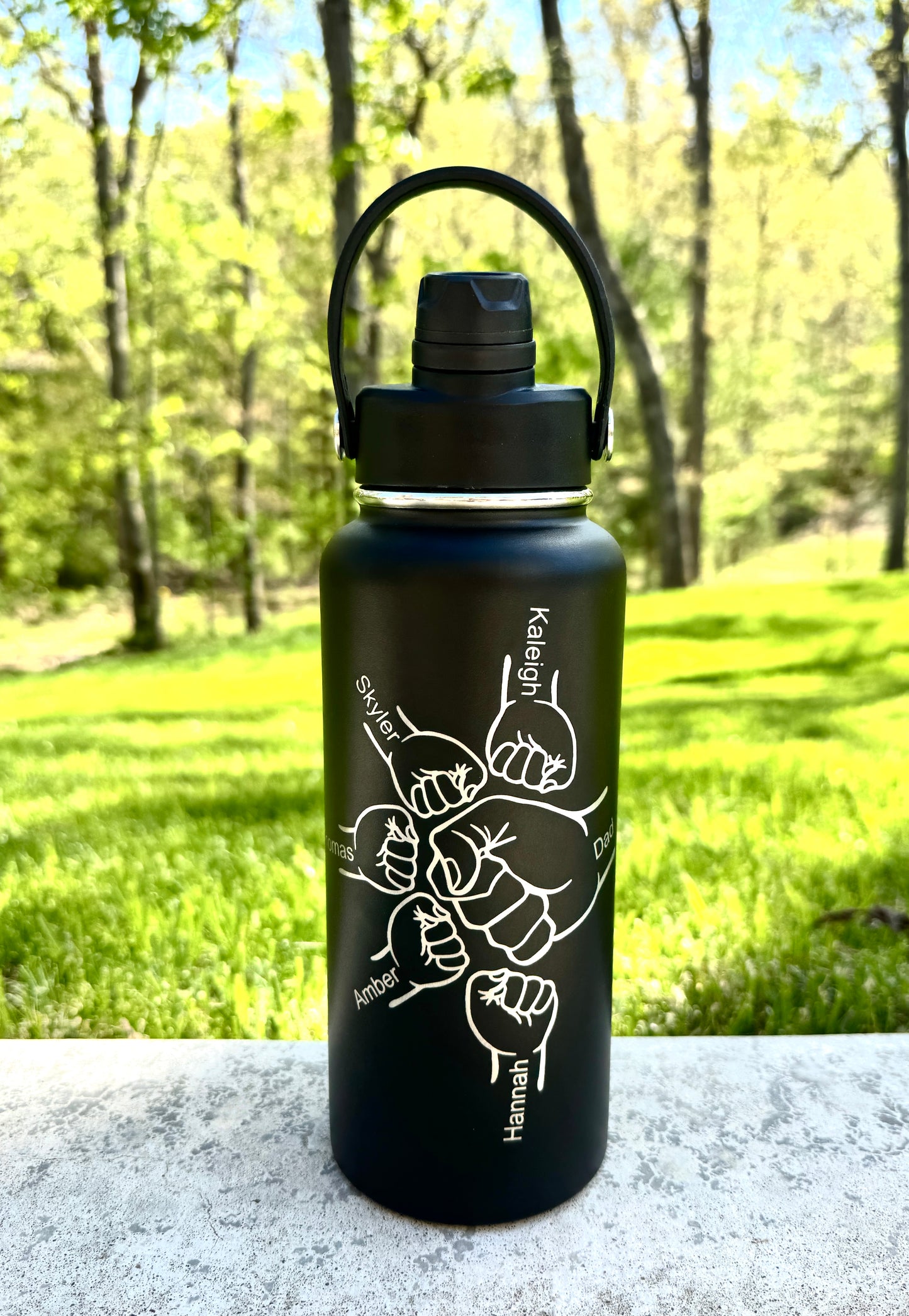 Personalized Dad / Grandpa Water Bottle with Kids Names – Custom Engraved Fist Bump Bottle – 32oz Insulated Stainless Steel Gift for Father’s Day