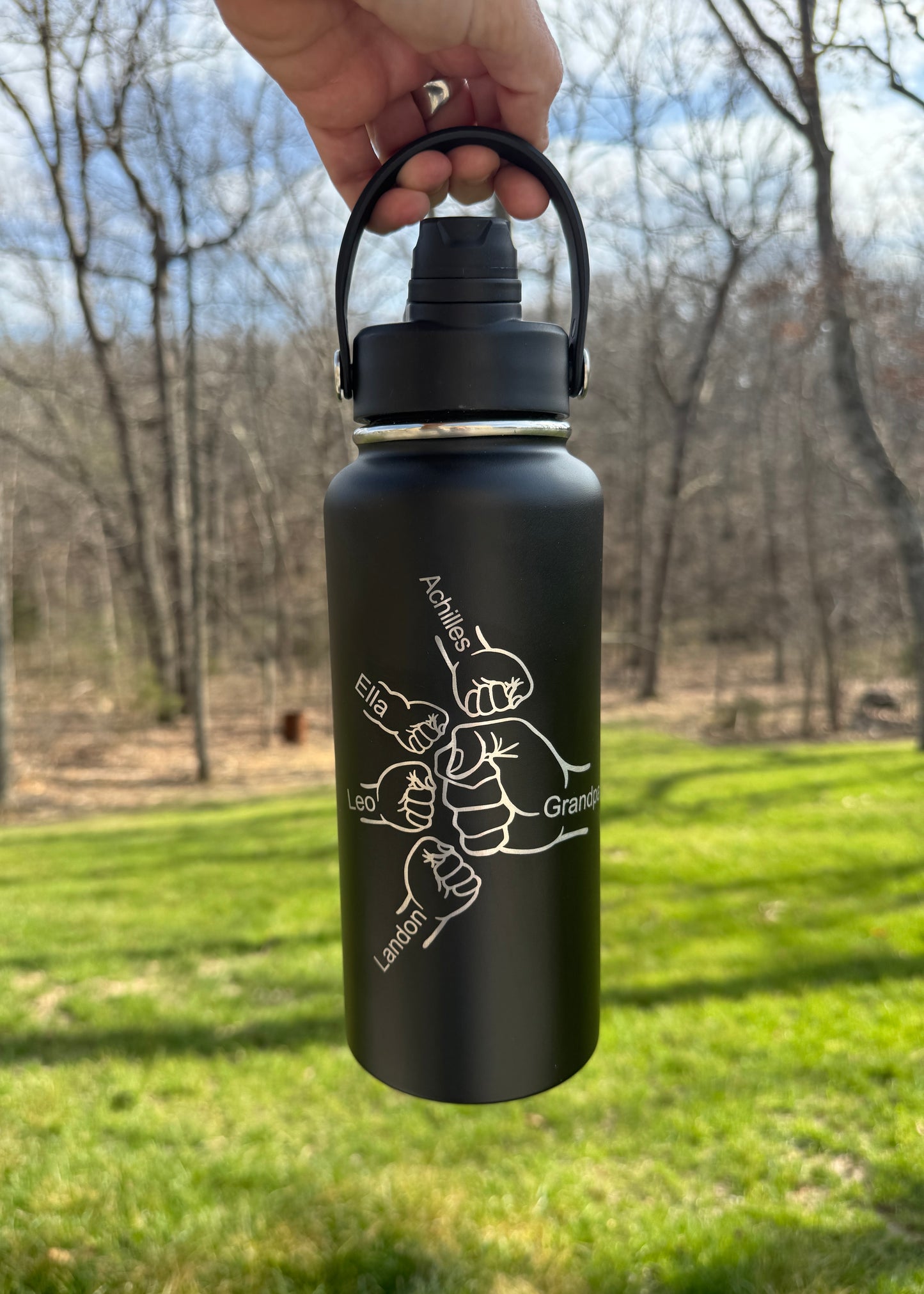 Personalized Dad / Grandpa Water Bottle with Kids Names – Custom Engraved Fist Bump Bottle – 32oz Insulated Stainless Steel Gift for Father’s Day
