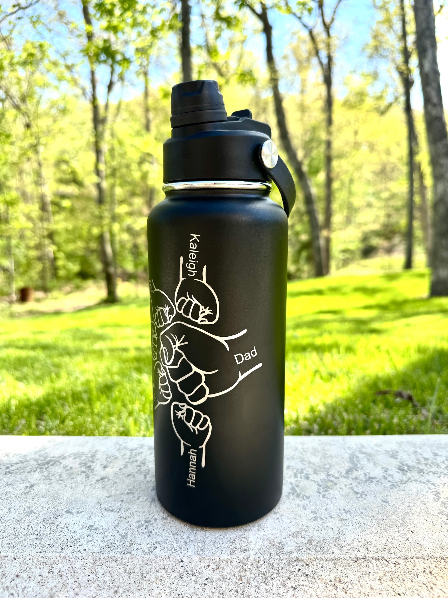 Personalized Dad / Grandpa Water Bottle with Kids Names – Custom Engraved Fist Bump Bottle – 32oz Insulated Stainless Steel Gift for Father’s Day