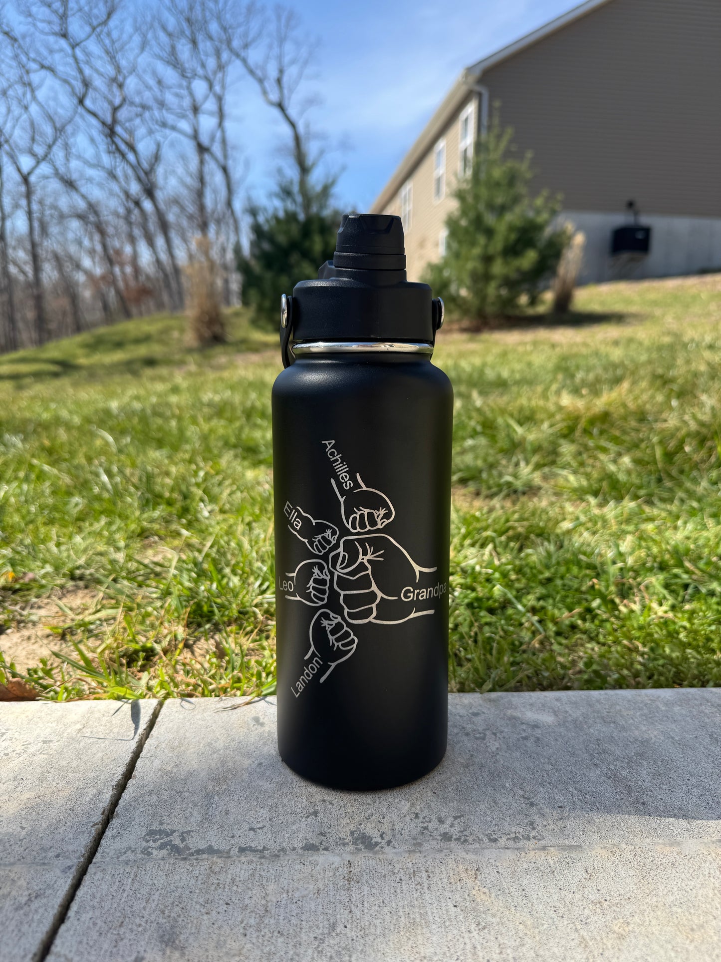 Personalized Dad / Grandpa Water Bottle with Kids Names – Custom Engraved Fist Bump Bottle – 32oz Insulated Stainless Steel Gift for Father’s Day