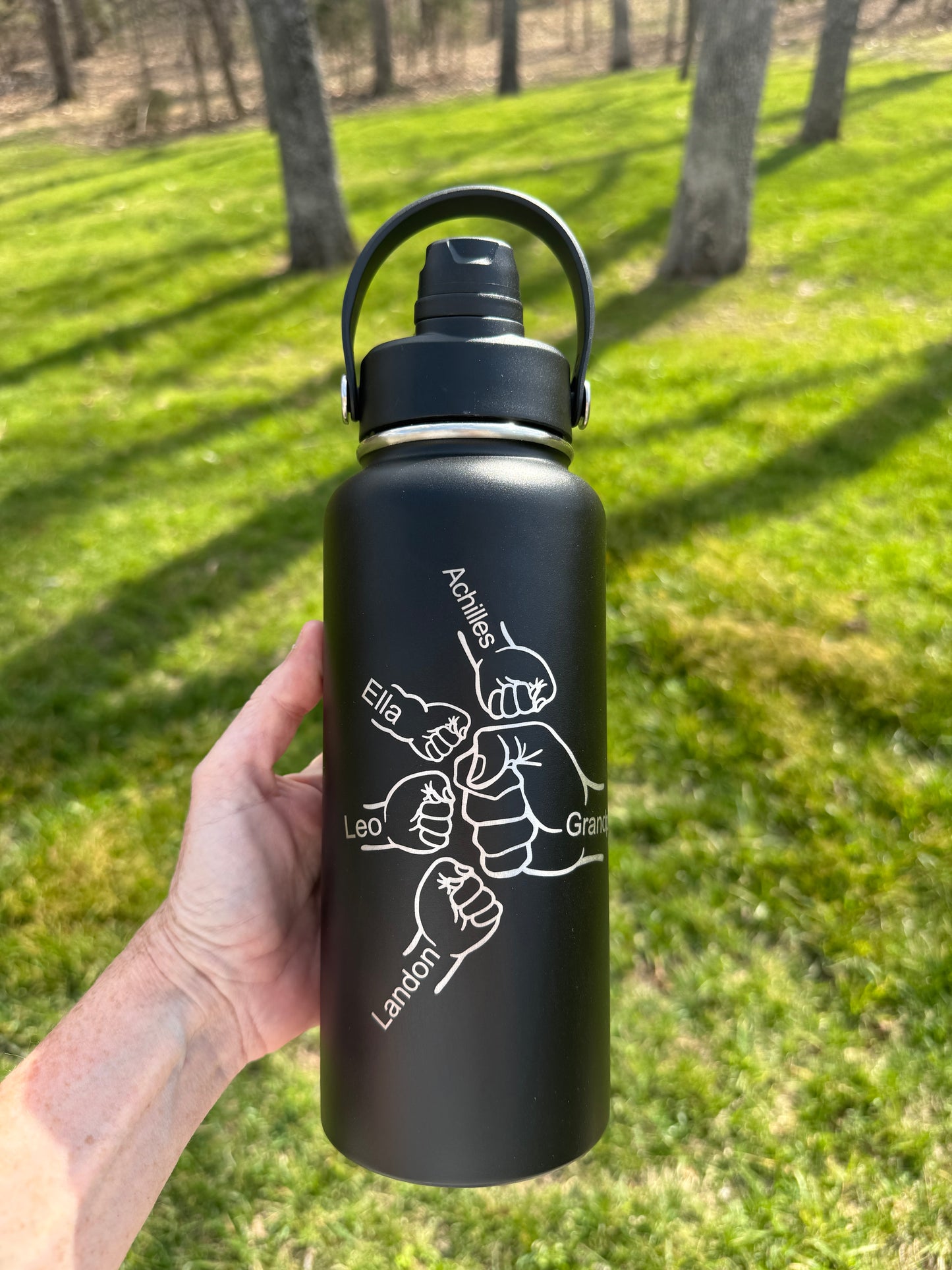 Personalized Dad / Grandpa Water Bottle with Kids Names – Custom Engraved Fist Bump Bottle – 32oz Insulated Stainless Steel Gift for Father’s Day