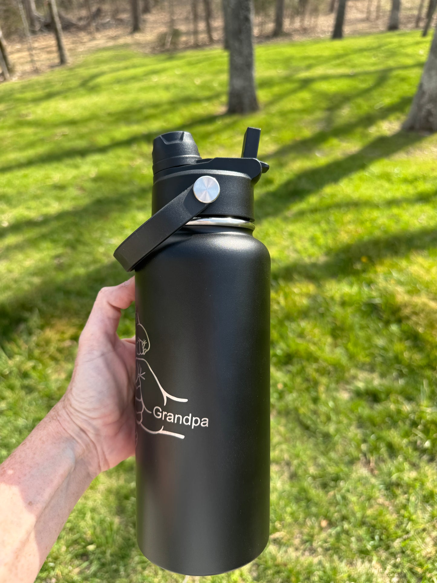 Personalized Dad / Grandpa Water Bottle with Kids Names – Custom Engraved Fist Bump Bottle – 32oz Insulated Stainless Steel Gift for Father’s Day